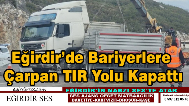 Eğirdir’de Bariyerlere Çarpan TIR Yolu Kapattı