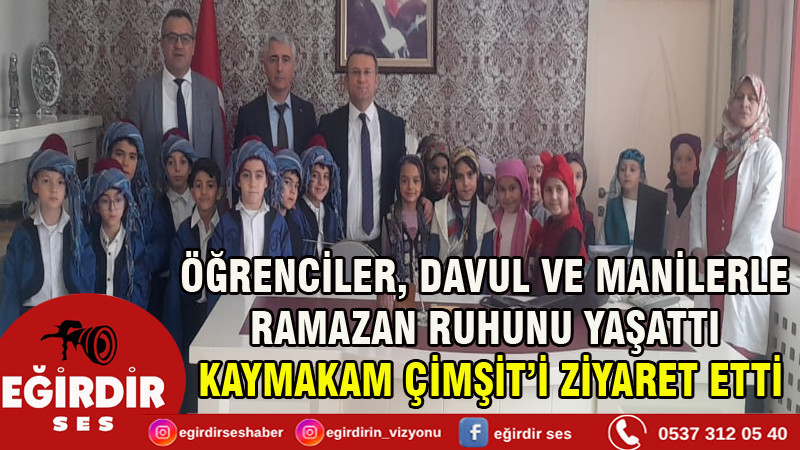 ÖĞRENCİLER, DAVUL VE MANİLERLE RAMAZAN RUHUNU YAŞATTI KAYMAKAM ÇİMŞİT’İ ZİYARET ETTİ